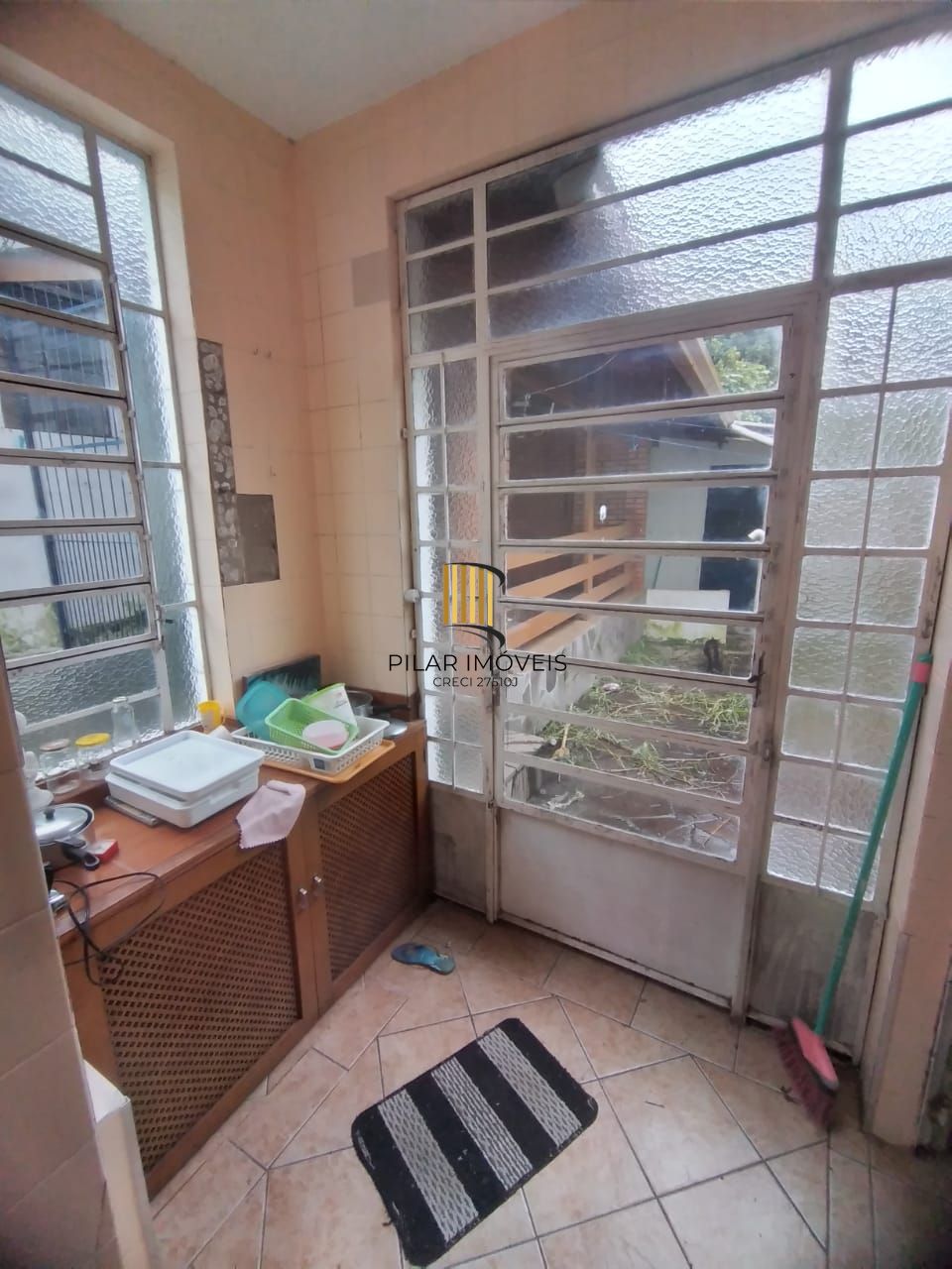 Casa em Porto Alegre, no bairro Nonoai, com 3 dormitório(s), e 3 banheiros, à ve
