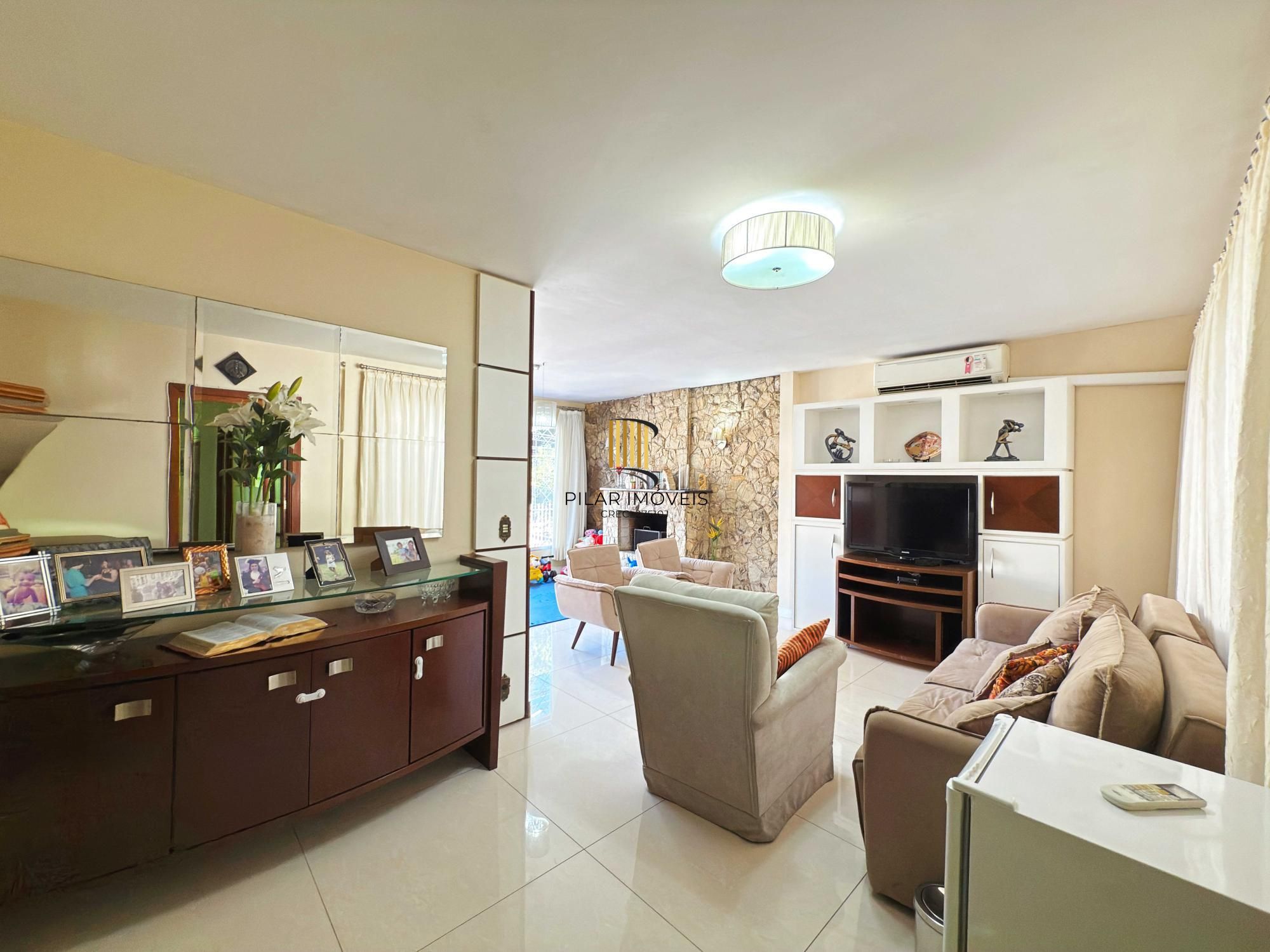 Ótima residência com 4 dormitórios, lareira e piscina no coração do bairro Tristeza.