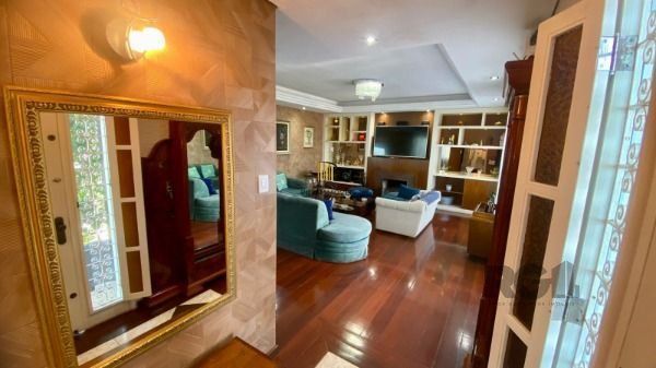 Casa em Porto Alegre, no bairro Vila Assunção, com 3 dormitório(s), e 3 banheiro