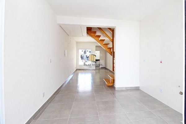 Casa em Porto Alegre, no bairro Hípica, com 2 dormitório(s), e 2 banheiros, à ve