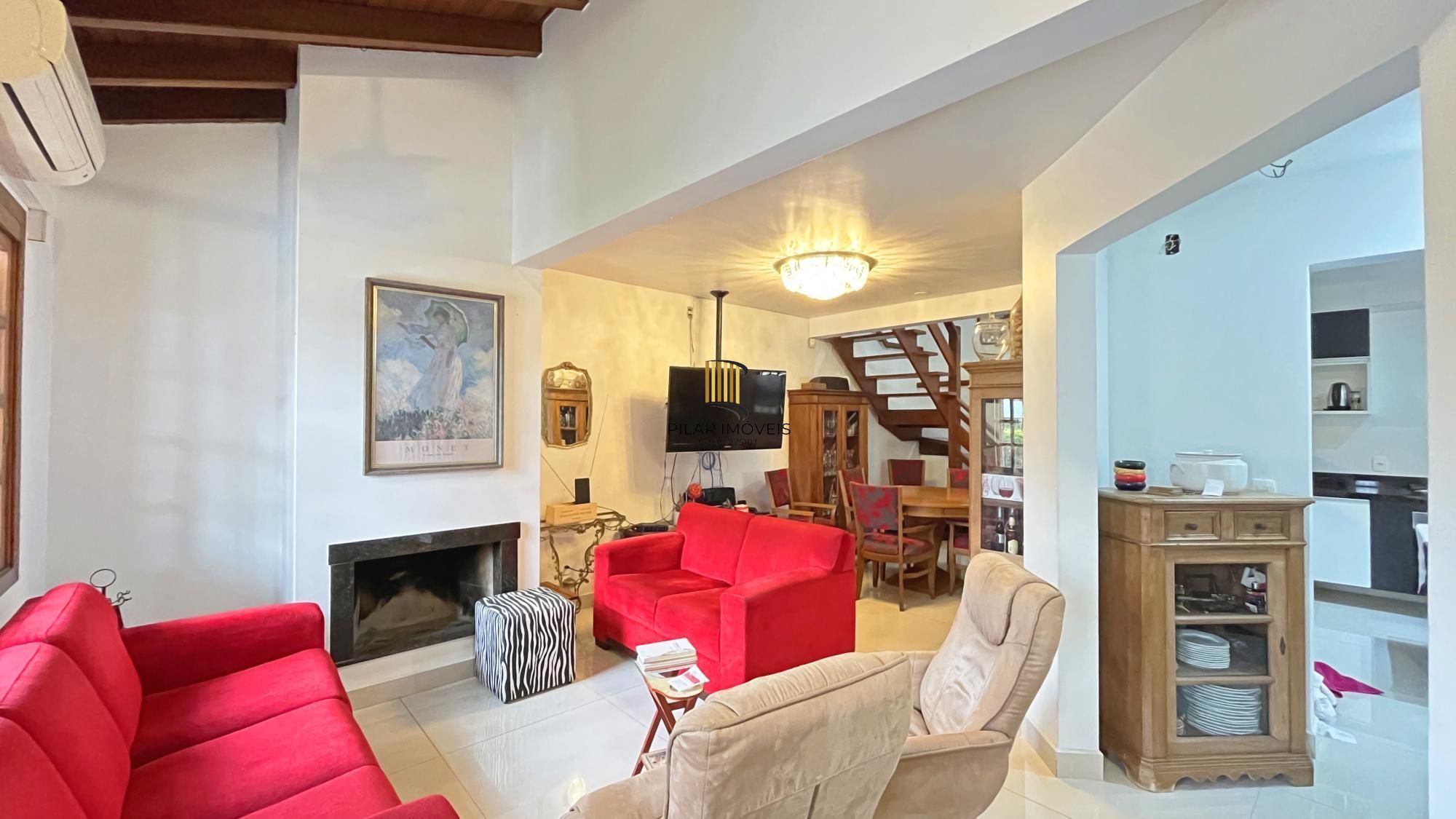 Casa 3D com 2 suítes e piscina.