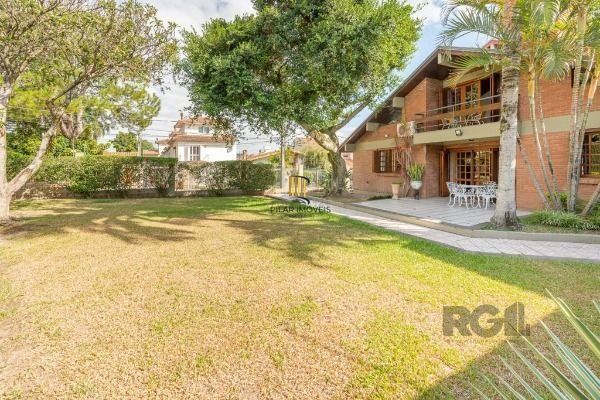 Casa em Porto Alegre, no bairro Ipanema, com 3 dormitório(s), e 3 banheiros, à v