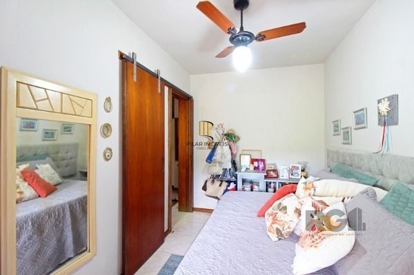 Casa em Porto Alegre, no bairro Guarujá, com 3 dormitório(s), e 3 banheiros, à v