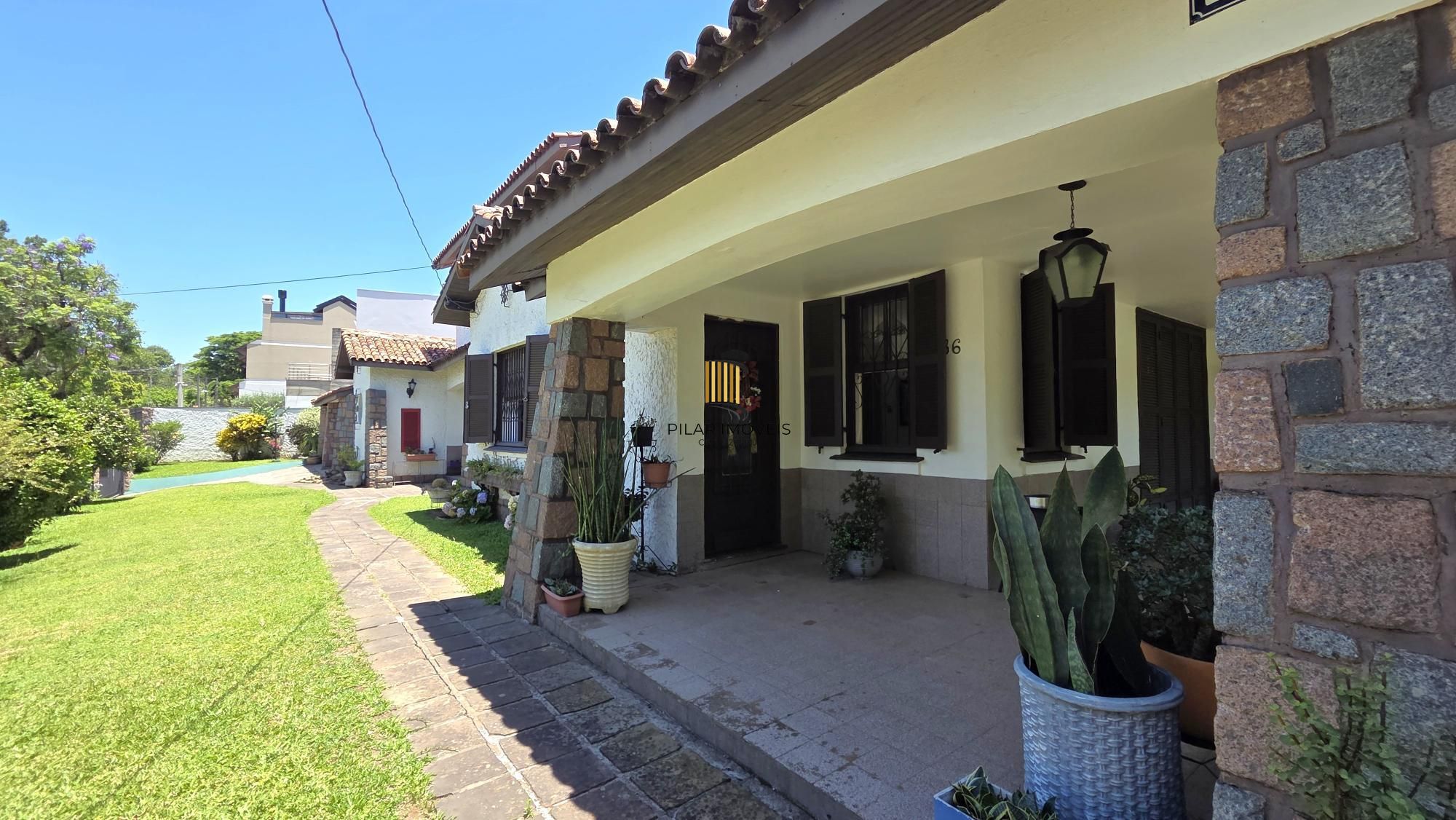 Belíssima casa de esquina, em estilo colonial com 277m2 de área privativa, terreno com 1014m2, 4 dormitórios e 3 suítes.