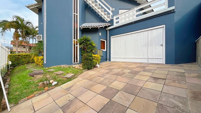 Casa de esquina com 285m², 3 dormitórios, sendo 1 suites, 4 vagas - amplo pátio 