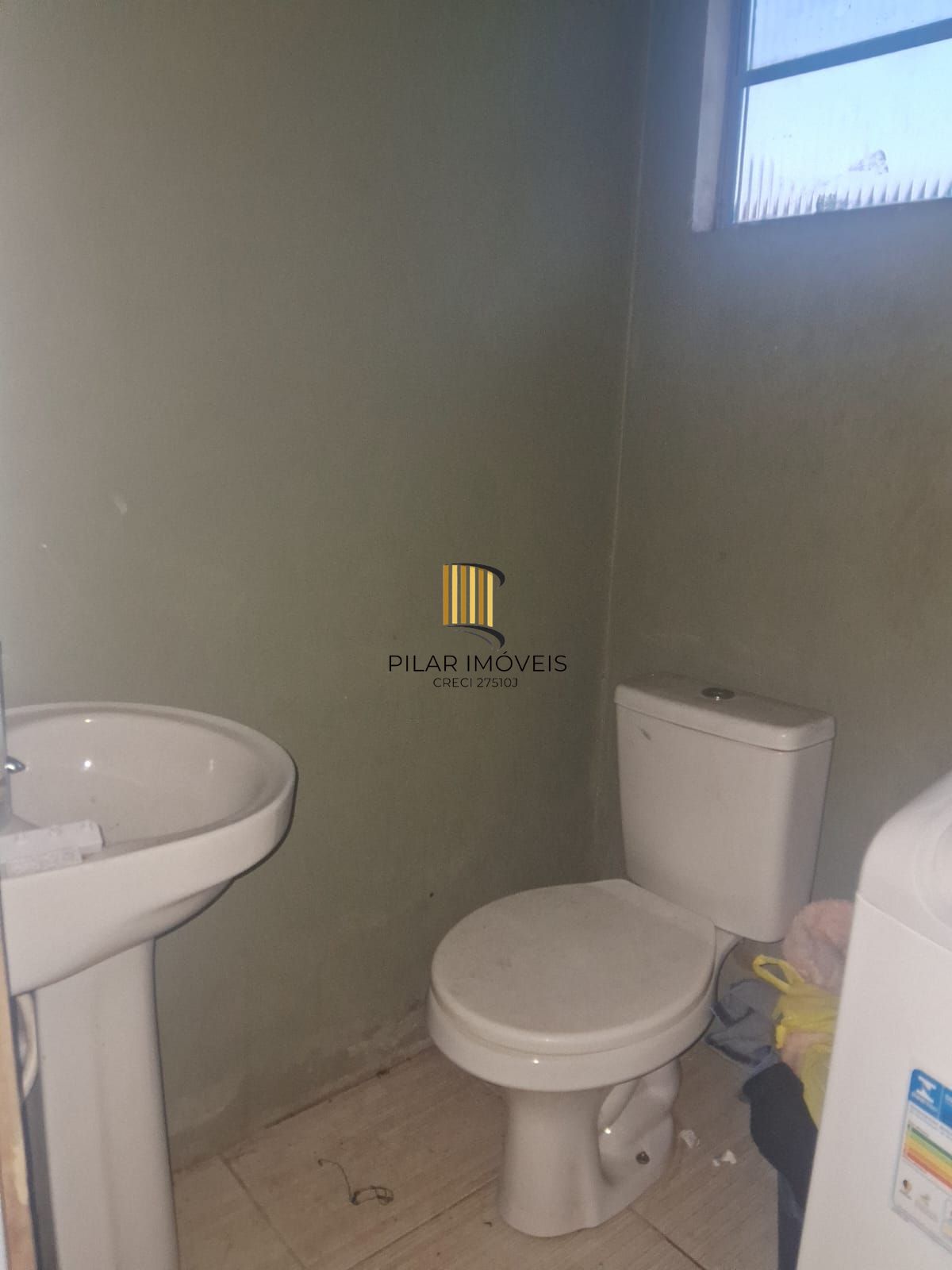Casa com 2 dormitórios com pátio e edícula.