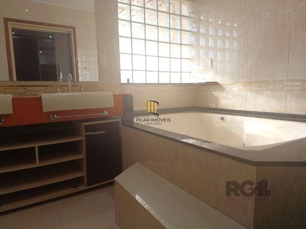 Casa em Porto Alegre, no bairro Restinga, com 4 dormitório(s), e 4 banheiros, à 