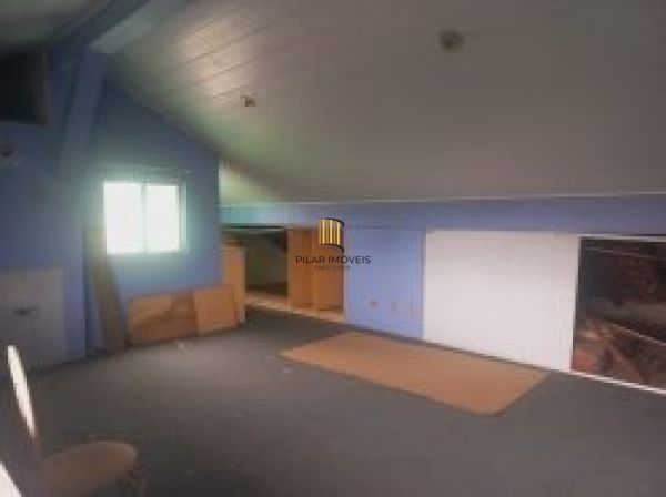 Sobrado em Porto Alegre, no bairro Glória, com 5 dormitório(s), e 5 banheiros, à