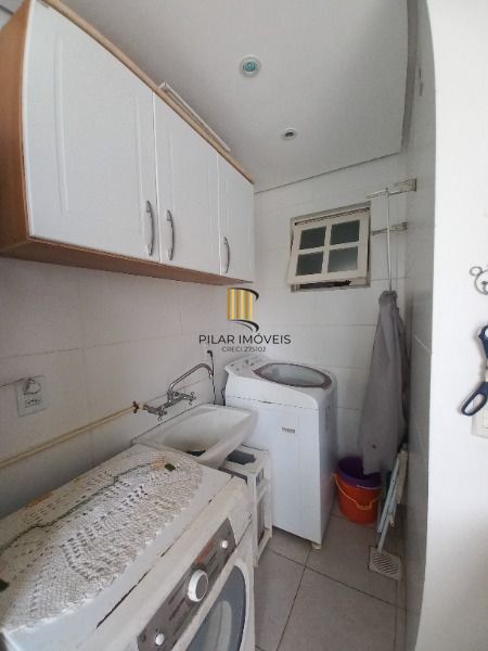 Casa em Porto Alegre, no bairro Guarujá, com 2 dormitório(s), e 2 banheiros, à v