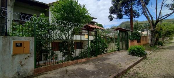 Casa em Porto Alegre, no bairro Nonoai, com 6 dormitório(s), e 6 banheiros, à ve
