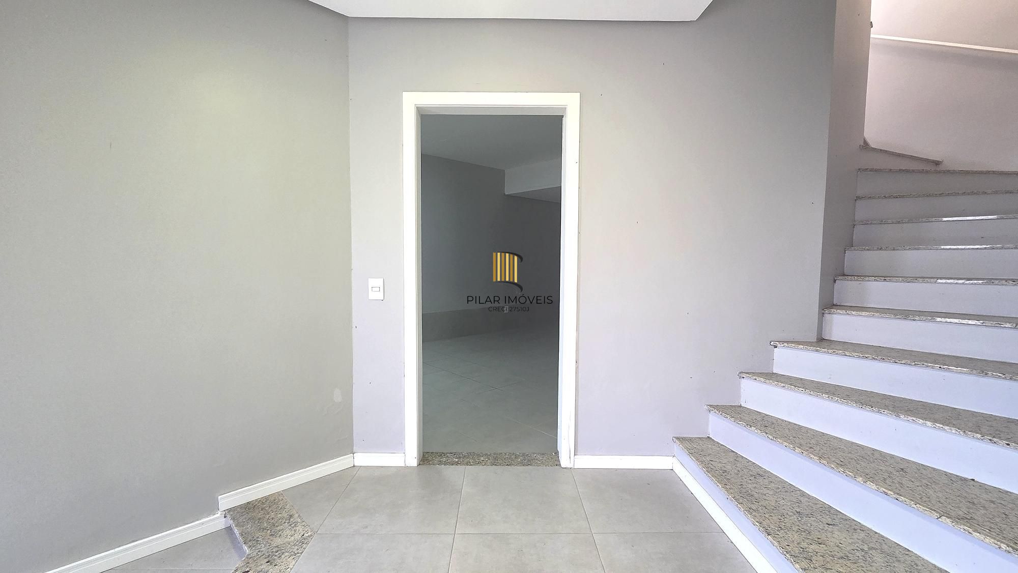Excelente casa em condomínio fechado, com 252 m² de área privativa, com 4 dormitórios, 1 suíte e 2 vagas de garagem.