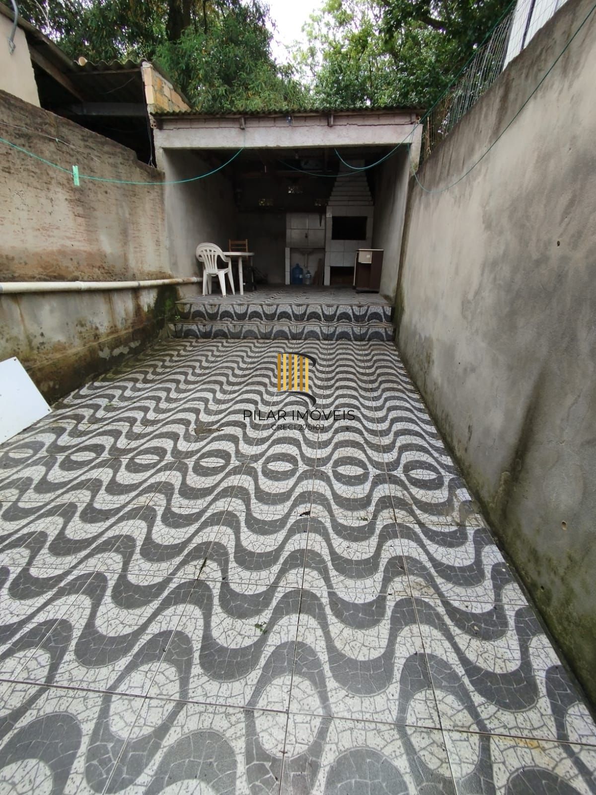 Casa 2 dorm, sala, cozinha, banheiro e área gourmet. Aceita carro no negócio. Nã