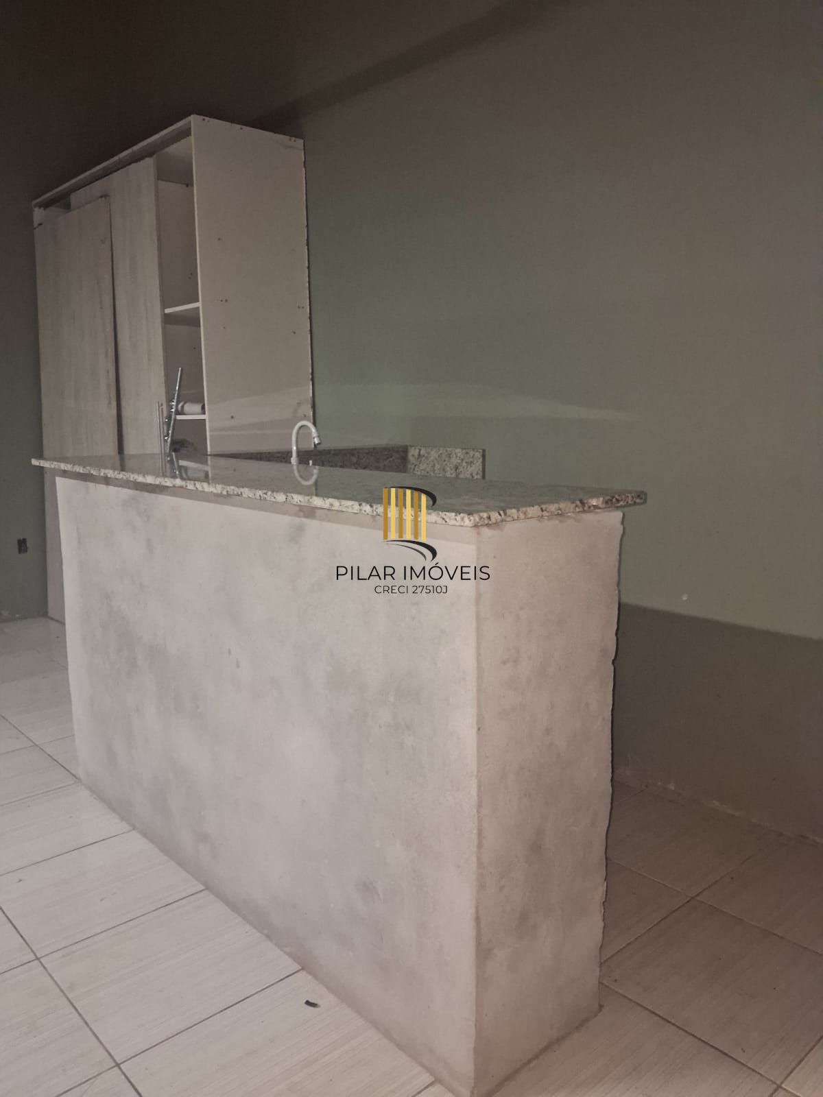 Casa com 2 dormitórios com pátio e edícula.