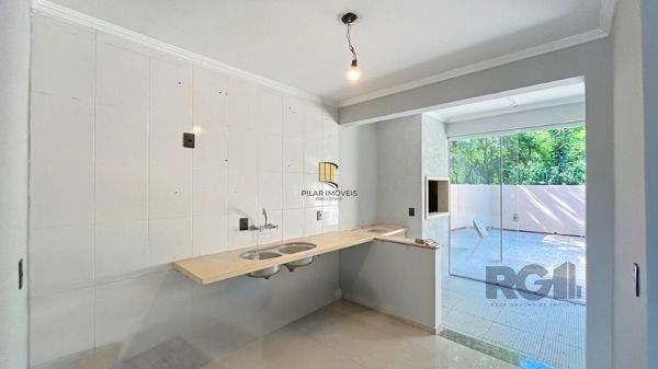 Residência no bairro Guarujá, com 3 dormitório(s), e 3 banheiros, à venda.