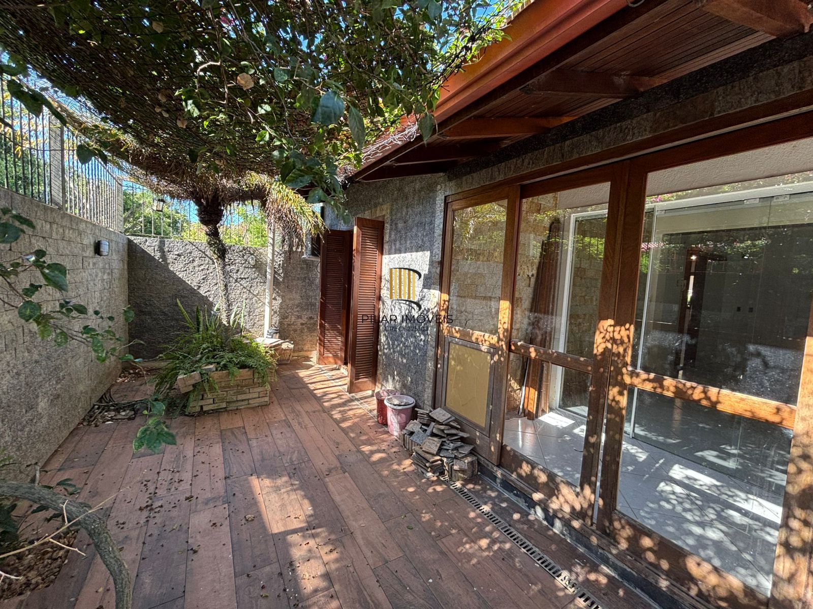 Resodência com 4 dormitórios em condomínio com Energia Solar Privativa.