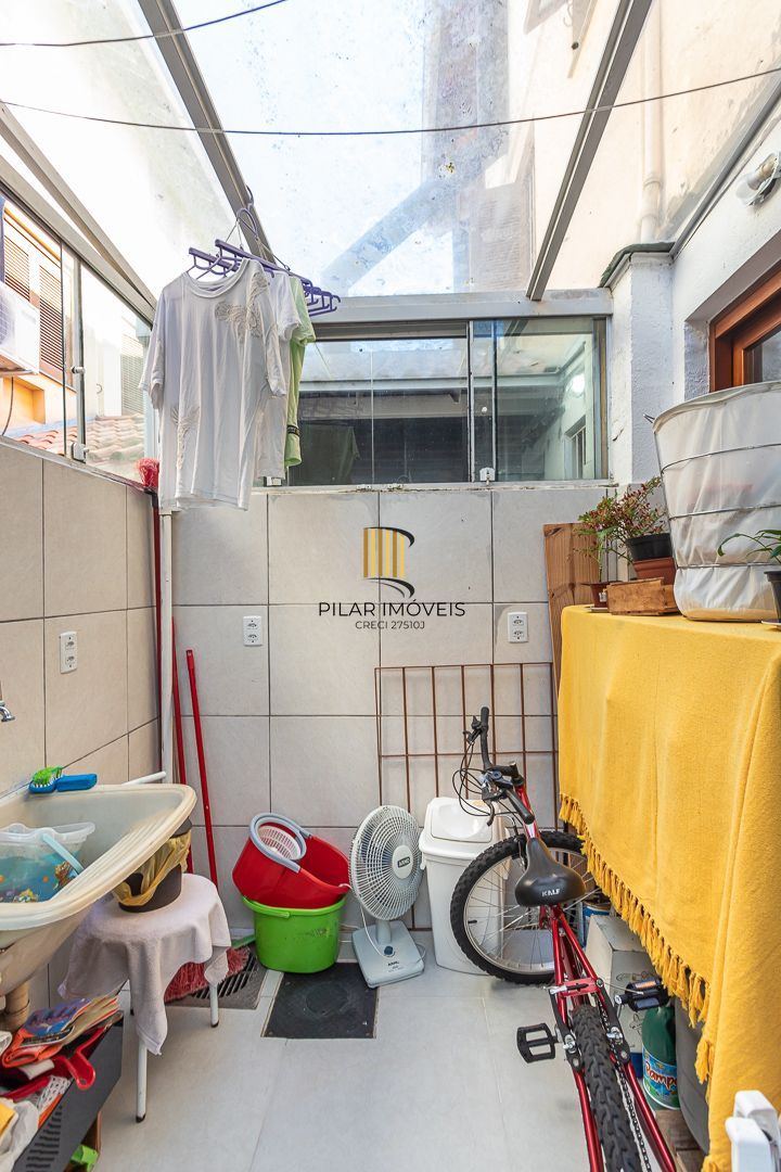 Casa em condomínio à venda com 97m², 2 dormitórios e 2 vagas, no bairro Tristeza em Porto Alegre.