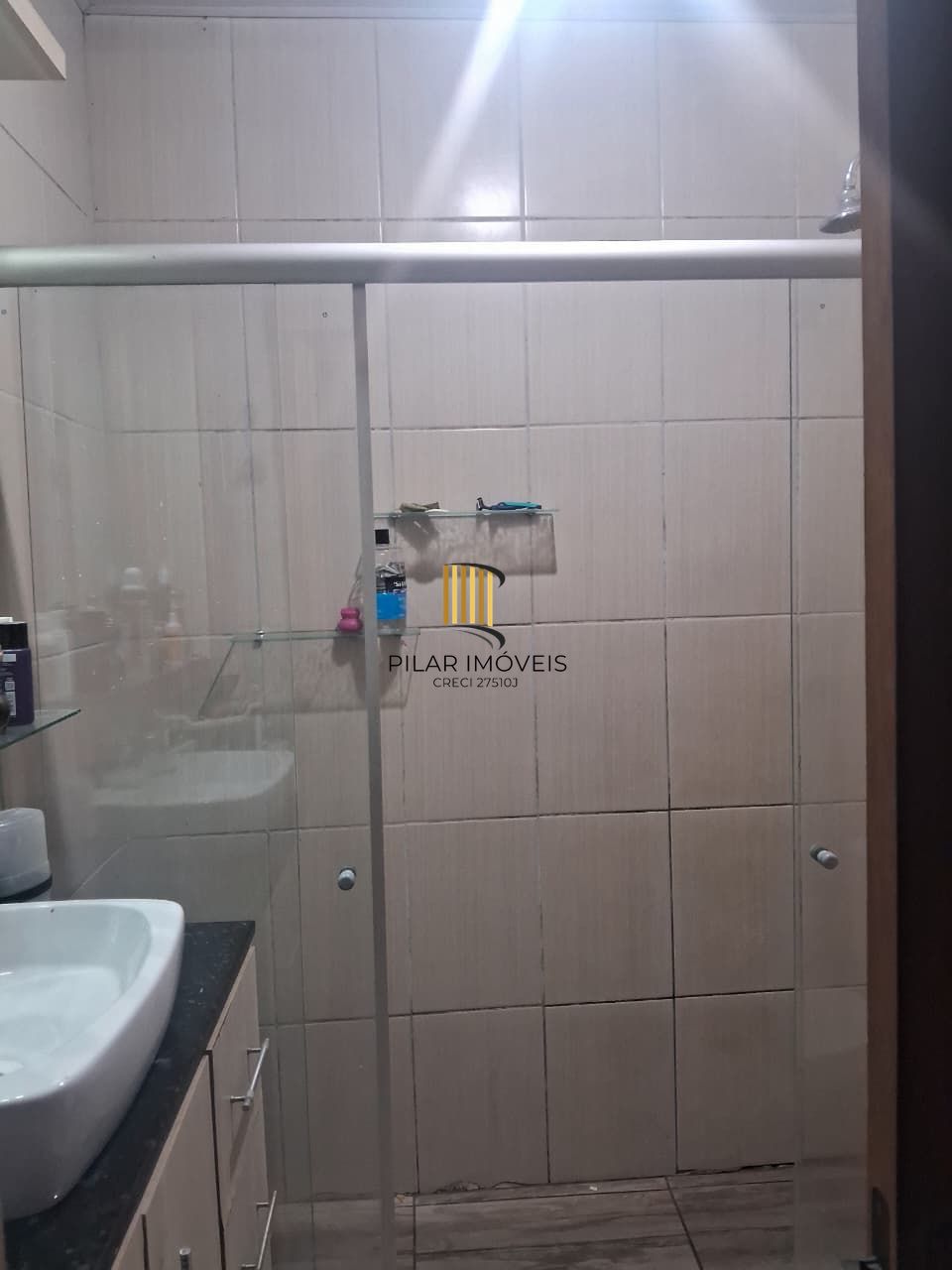 Casa com 2 dormitórios com pátio e edícula.