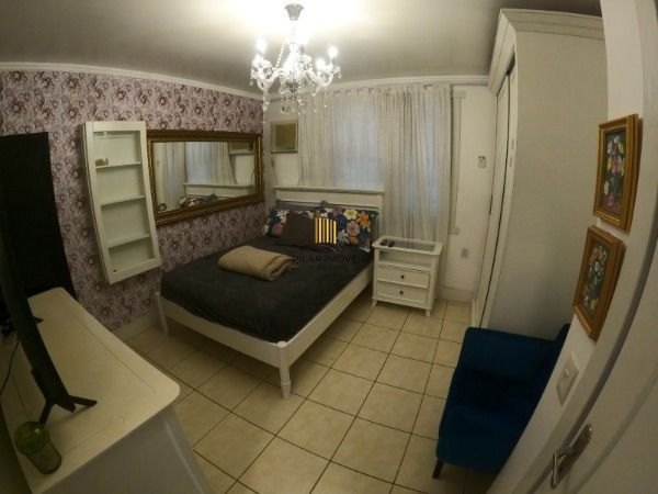 Sobrado em Porto Alegre, no bairro Hípica, com 3 dormitório(s), e 3 banheiros, à