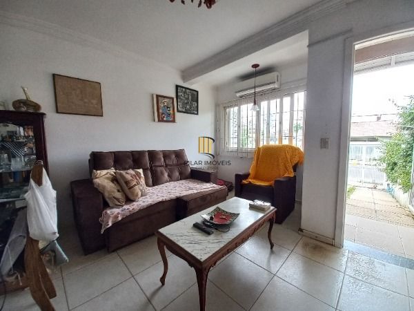 Casa em Porto Alegre, no bairro Guarujá, com 2 dormitório(s), e 2 banheiros, à v