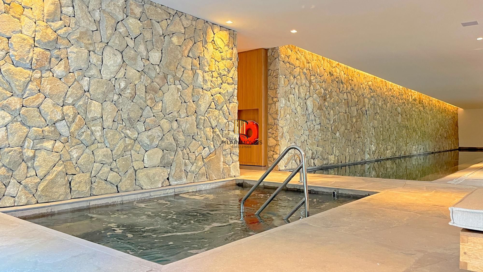 Belíssimo apartamento com projeto diferenciado e vista deslumbrante para o pôr do sol.