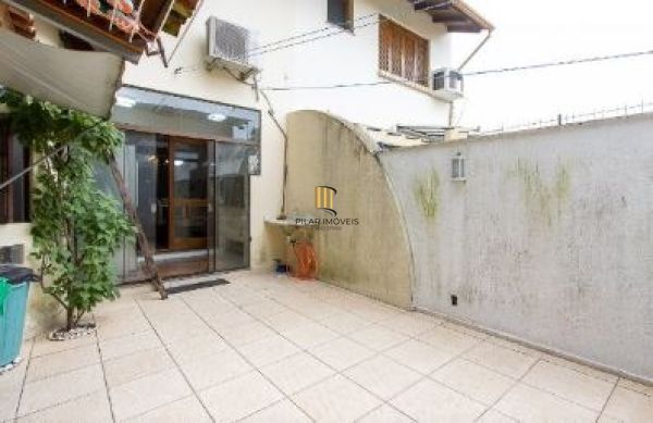 Casa em Porto Alegre, no bairro Ipanema, com 3 dormitório(s), e 3 banheiros, à v