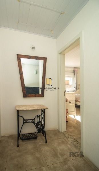 Casa em Porto Alegre, no bairro Vila Nova, com 6 dormitório(s), e 6 banheiros, à