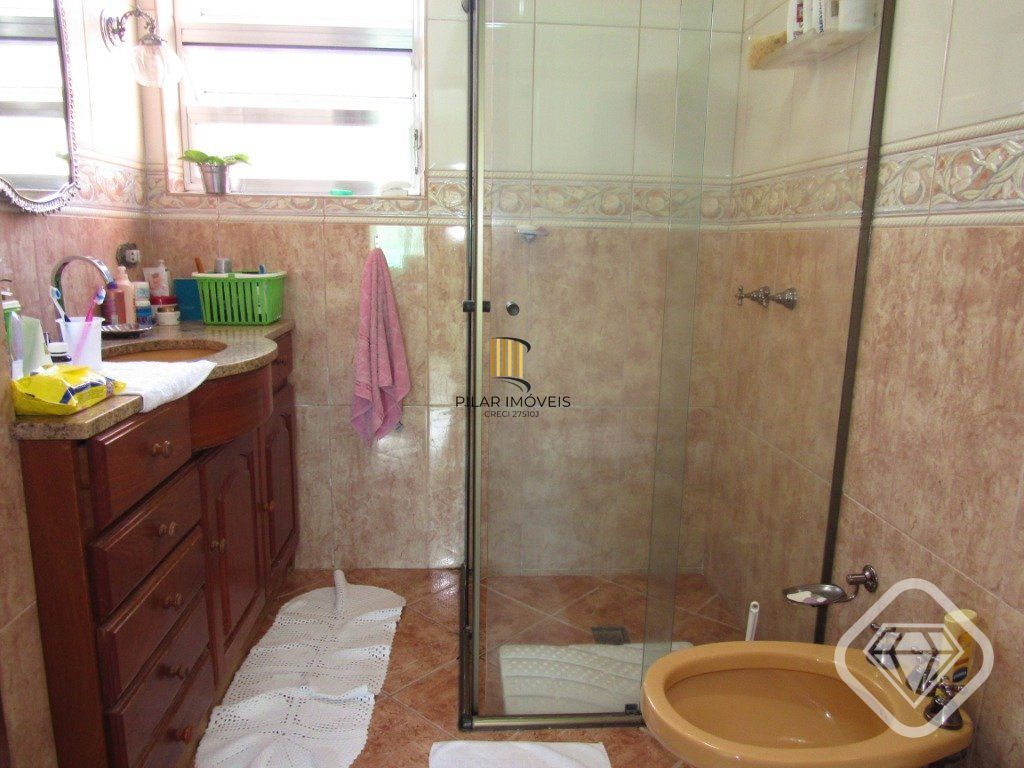 Ótima residência com 4 dormitórios, lareira e piscina no coração do bairro Tristeza.