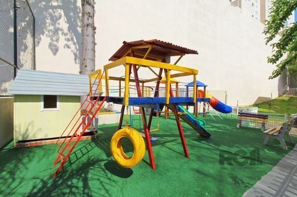 Casa em Porto Alegre, no bairro Cavalhada, com 2 dormitório(s), e 2 banheiros, à