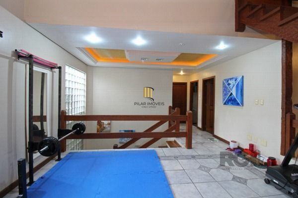 Casa em Porto Alegre, no bairro Guarujá, com 3 dormitório(s), e 3 banheiros, à v