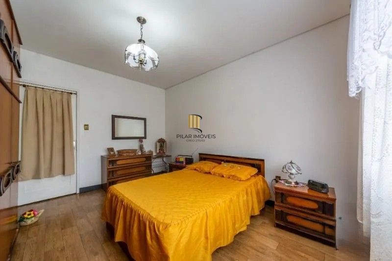 Belíssima casa de esquina, em estilo colonial com 277m2 de área privativa, terreno com 1014m2, 4 dormitórios e 3 suítes.