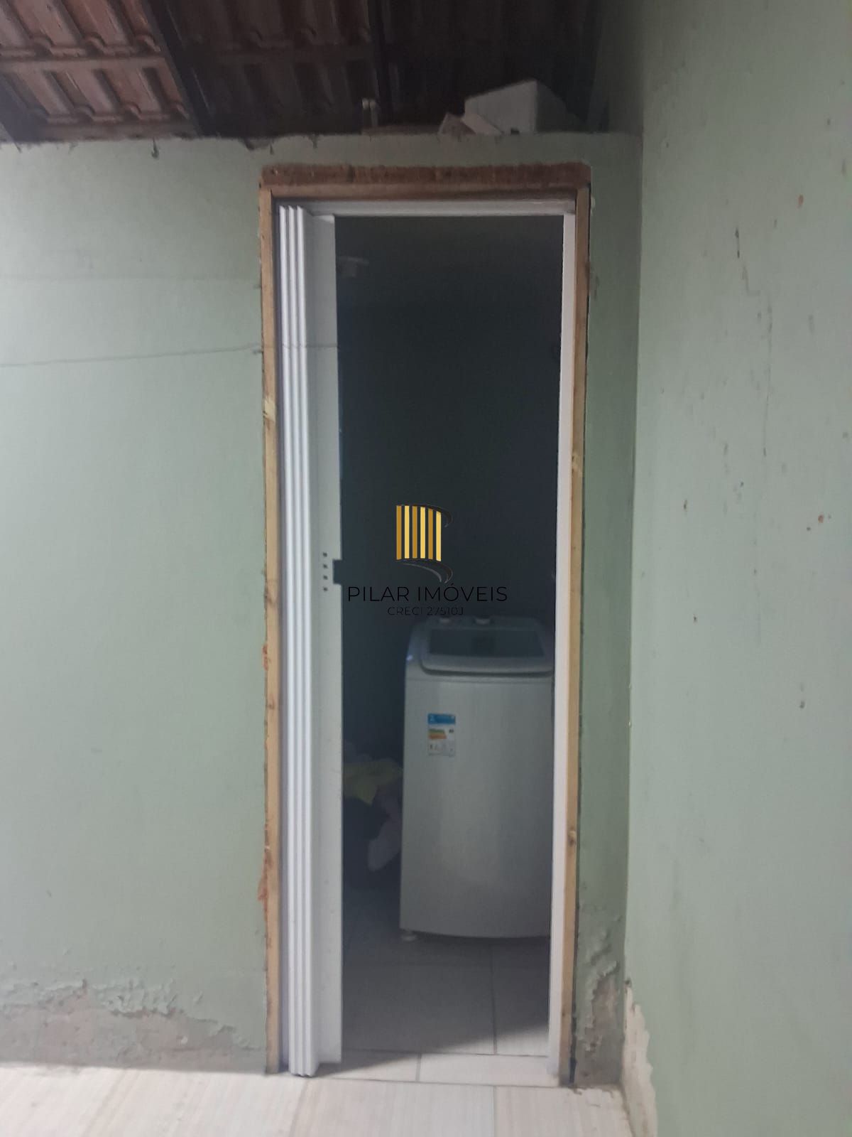Casa com 2 dormitórios com pátio e edícula.