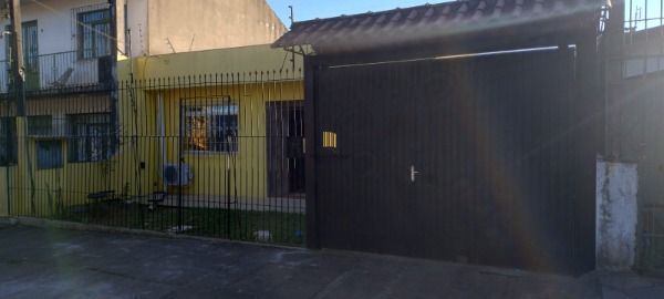 Casa em Porto Alegre, no bairro Vila Nova, com 2 dormitório(s), e 2 banheiros, à