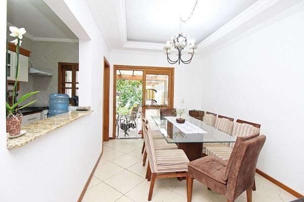 Casa em Porto Alegre, no bairro Espírito Santo, com 3 dormitório(s), à venda.