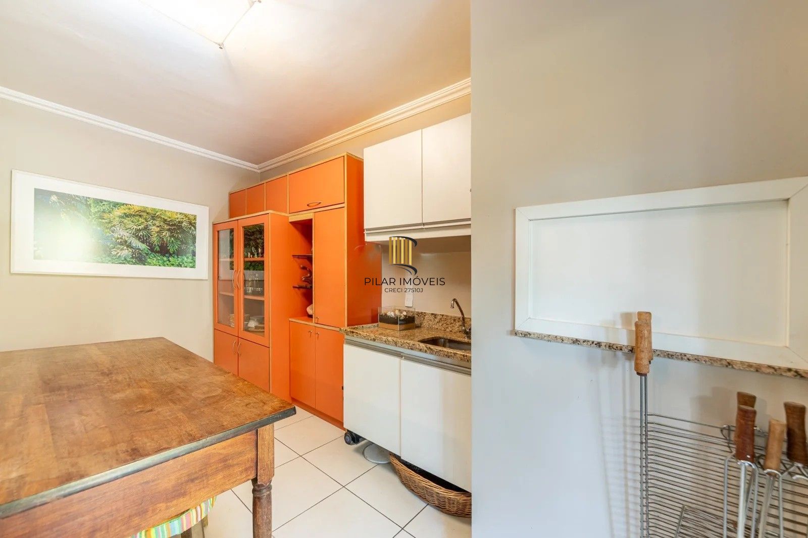 Belíssima casa em condomínio com 218,3m² com 4 dorm., 2 suítes e 2 vagas. Situada no charmoso Residencial Terra Mater.