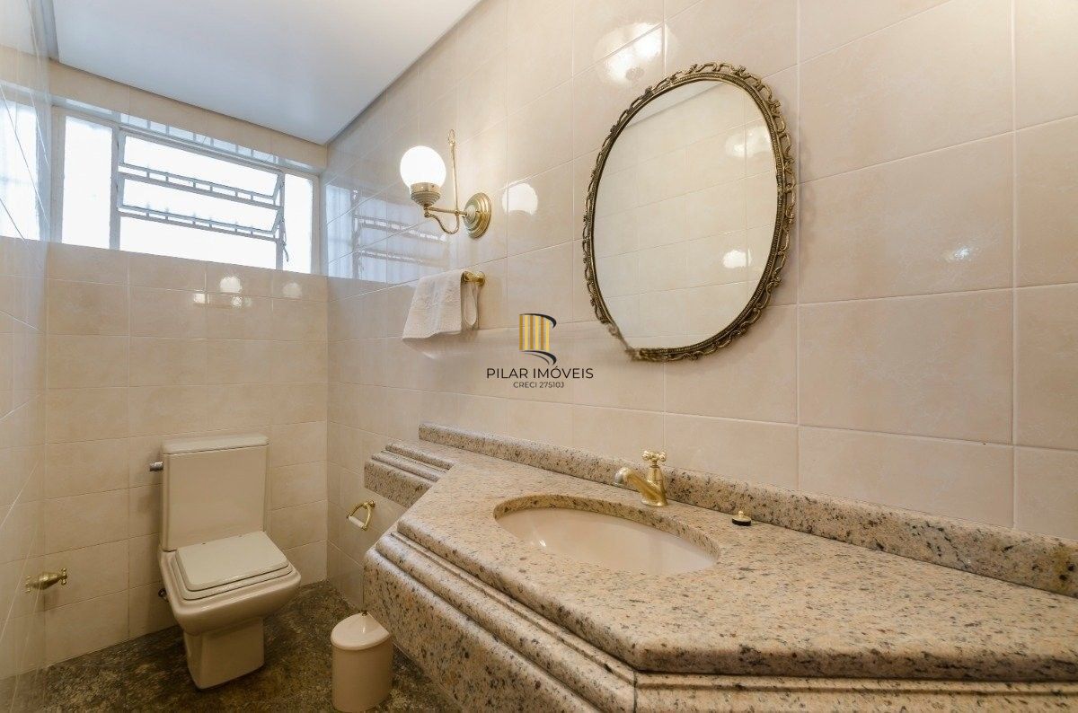 Excelente residência térrea com 272m² de área privativa, com 4 domritórios e 6 vagas de garagem, localizada no bairro Vila Assunção.