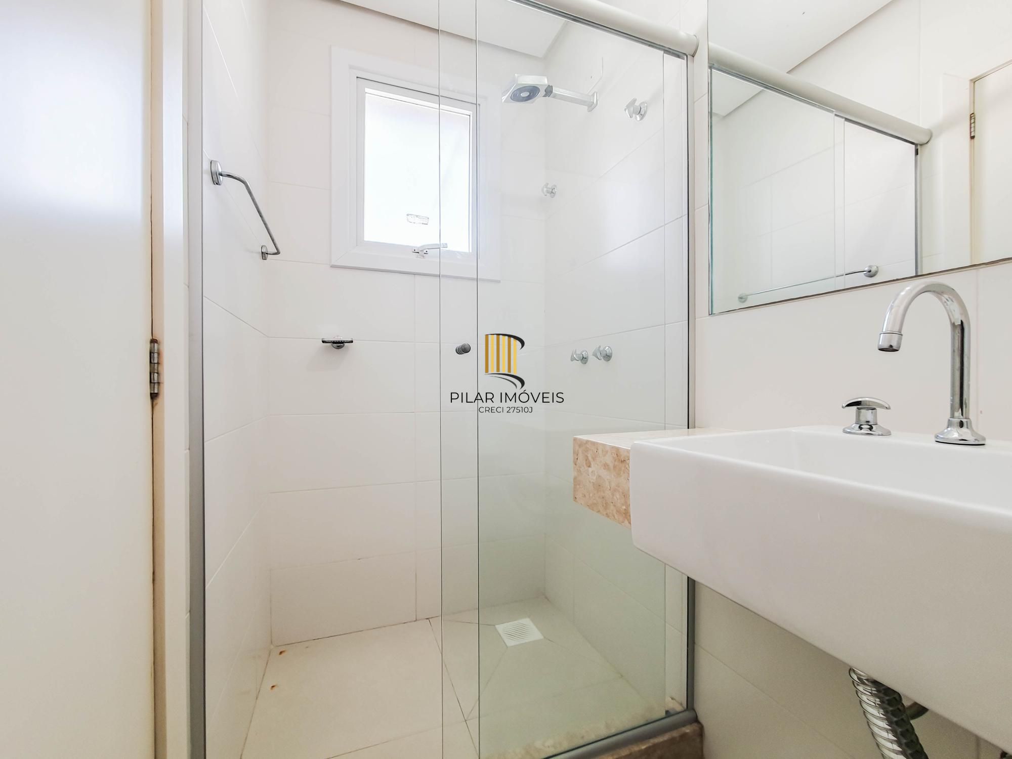 Linda casa Térrea em Condomínio, 3 suítes, 3 vagas cobertas, pátio com Piscina!
