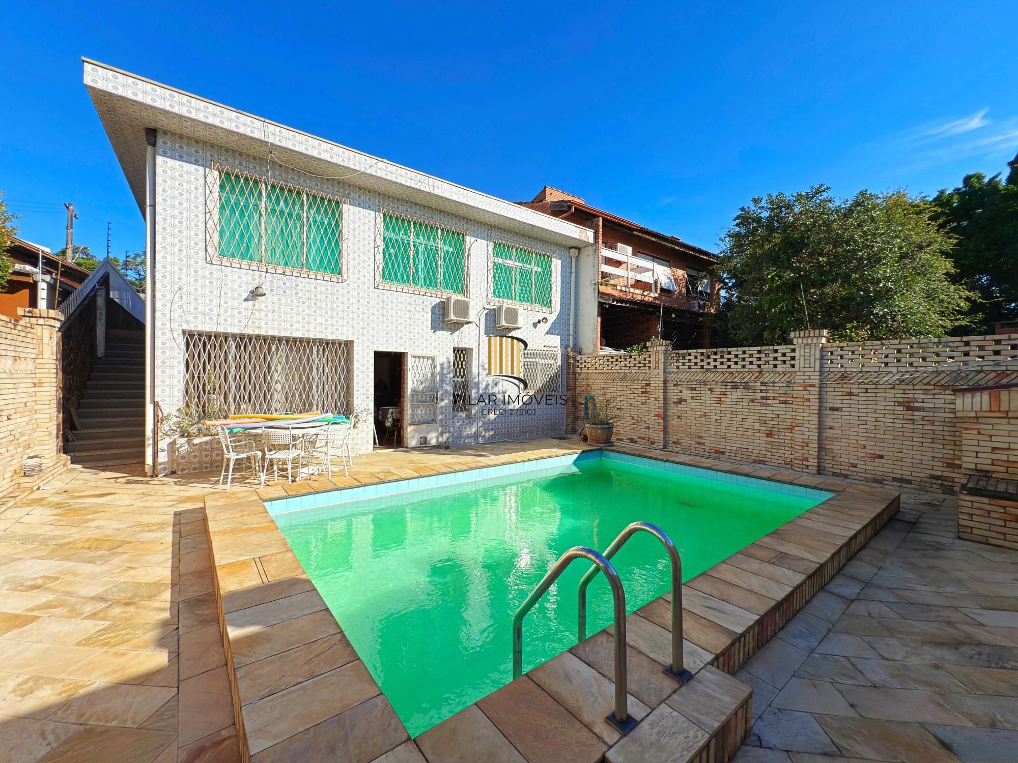 Ótima residência com 4 dormitórios, lareira e piscina no coração do bairro Tristeza.