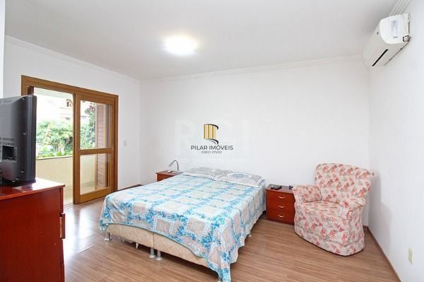 Casa em Porto Alegre, no bairro Espírito Santo, com 3 dormitório(s), à venda.