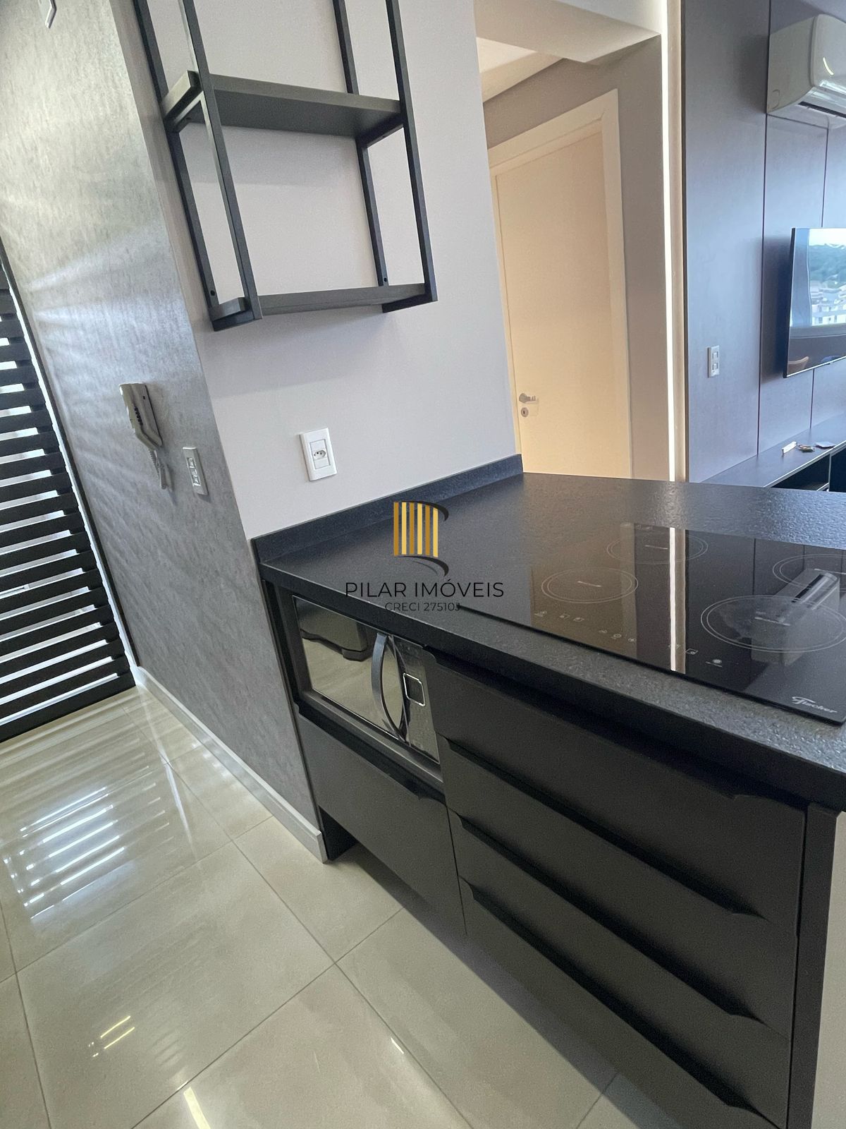 Apartamento com 1 dormitório e 1 vaga garagem á venda no Bairro Azenha.