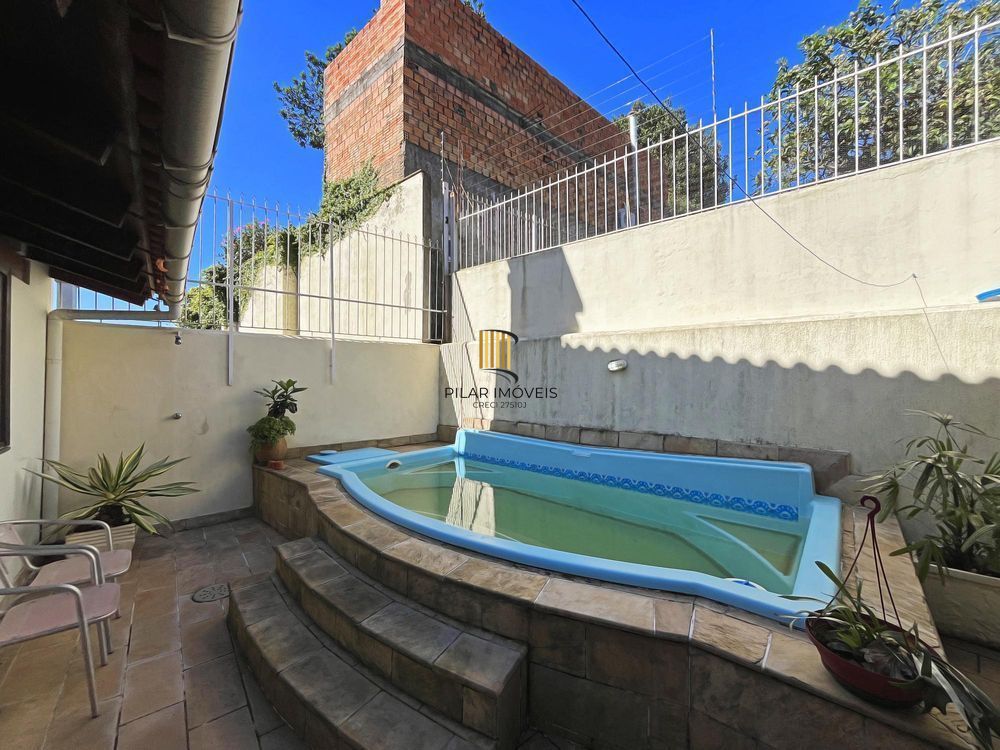 Ótima residência com 3 dormitórios, sendo 1 suíte, lareira e piscina.