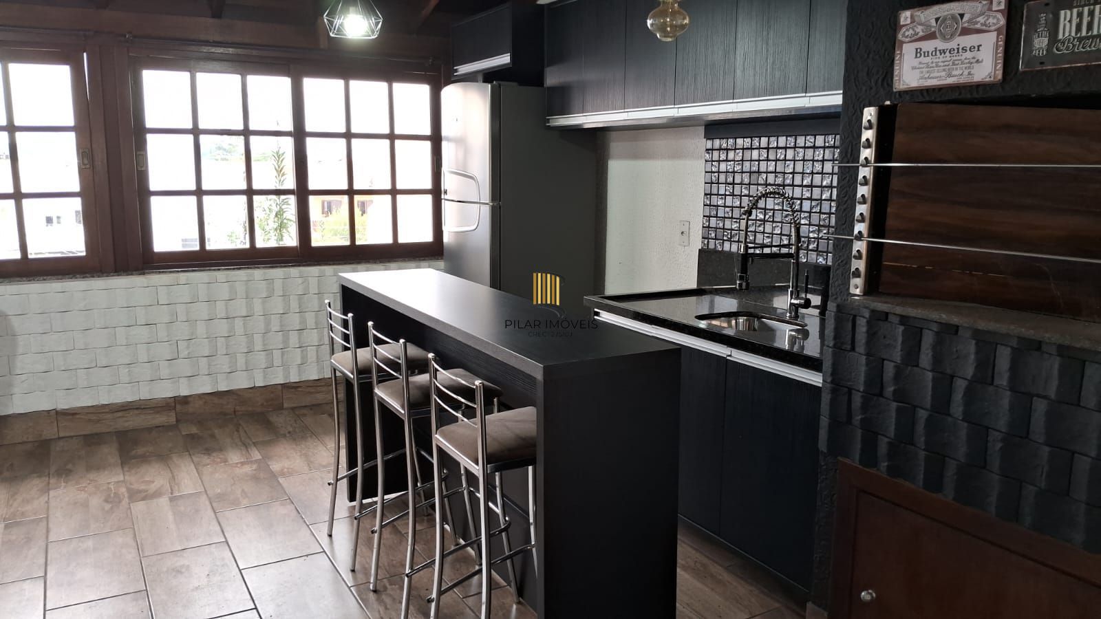 Excelente Residência com 3 dormitórios sendo 2 deles suítes de casal.