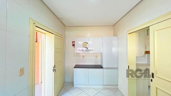 Casa em Porto Alegre, no bairro Nonoai, com 4 dormitório(s), à venda.