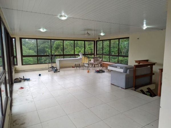 Casa em Porto Alegre, no bairro Vila Nova, com 4 dormitório(s), e 4 banheiros, à