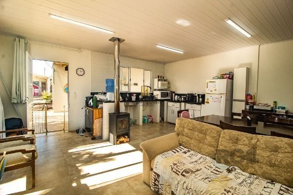 Casa em Porto Alegre, no bairro Vila Nova, com 6 dormitório(s), e 6 banheiros, à