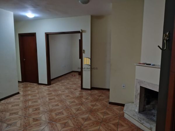 Casa em Porto Alegre, no bairro Vila Nova, com 4 dormitório(s), e 4 banheiros, à