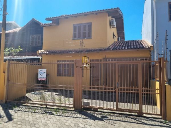 Sobrado em Porto Alegre, no bairro Vila Nova, com 3 dormitório(s), e 3 banheiros