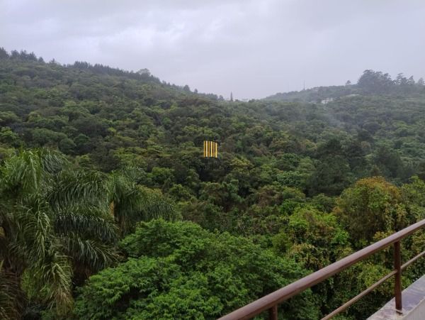 Casa em Porto Alegre, no bairro Vila Nova, com 4 dormitório(s), e 4 banheiros, à