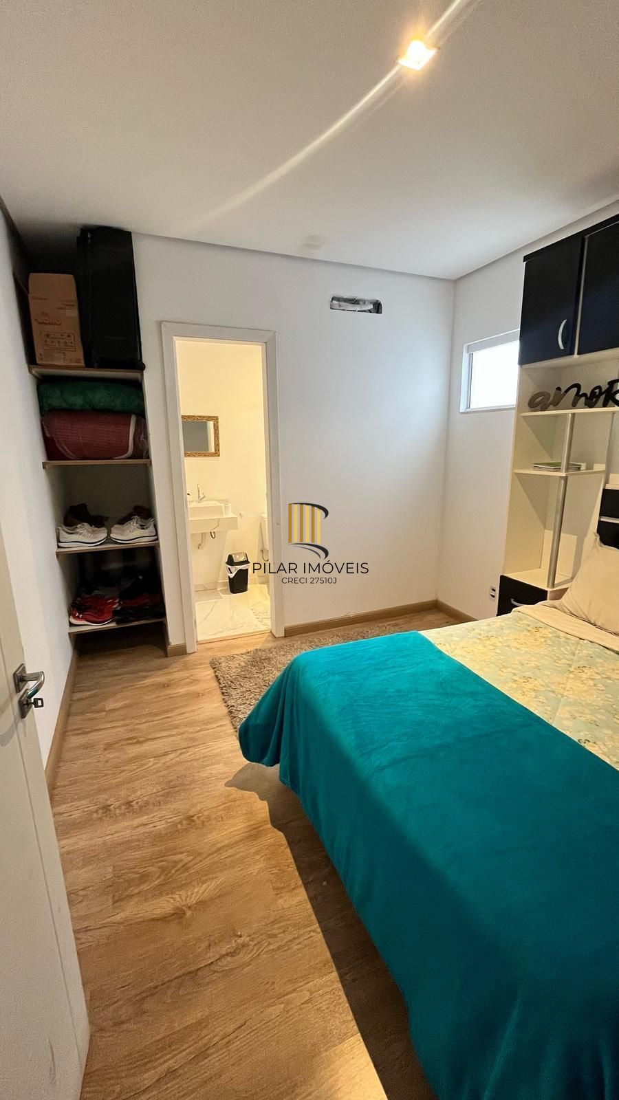 Vendo prédio comercial com 01 loja e 02 apartamentos. Excelente para investiment