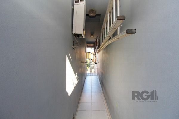 Sobrado em Porto Alegre, no bairro Vila Nova, com 3 dormitório(s), e 3 banheiros