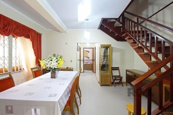 Casa em Porto Alegre, no bairro Tristeza, com 3 dormitório(s), e 3 banheiros, à 